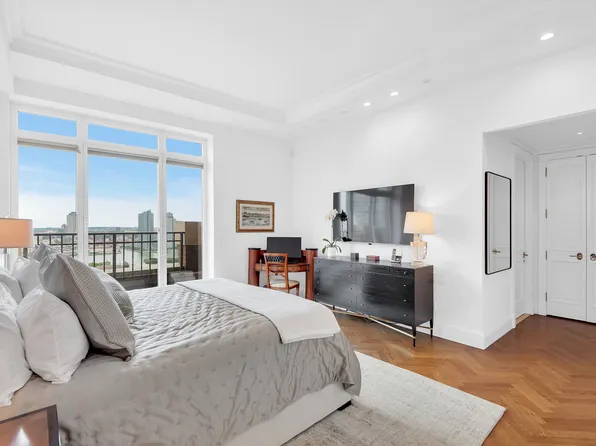 351 East 51st Street image 4 of 13