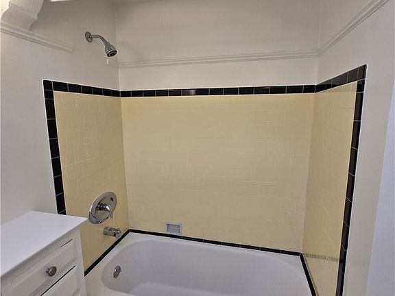 4th image of 5740 California Ave