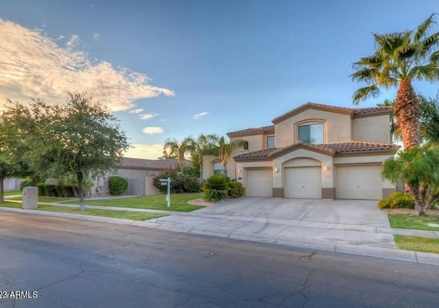 Gorgeous Ocotillo property on the lake with pool and spa — Photo 1