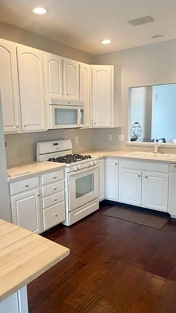 3 bed, 2.5 bath, 2666 sqft, $2,200 — Photo 2