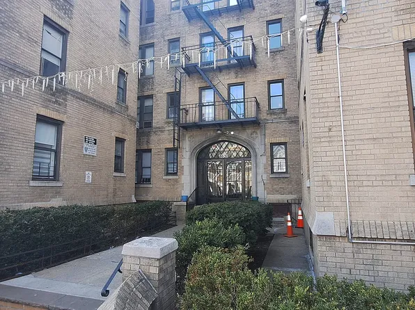 86-30 98th St APT 2H, Woodhaven, NY 11421
