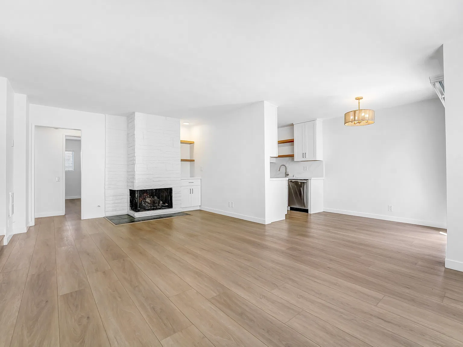 2 bed, 925 sqft, $3,895 — Photo 3