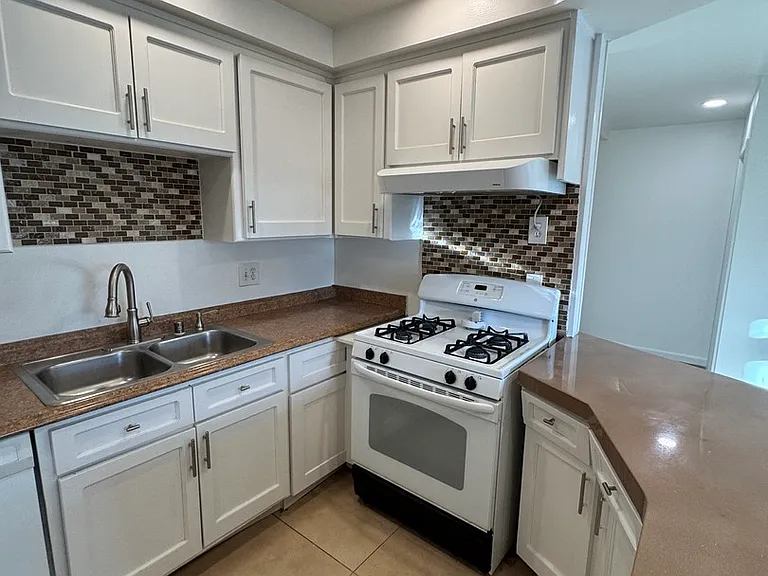 7000 Saranac St #9 — Photo 41