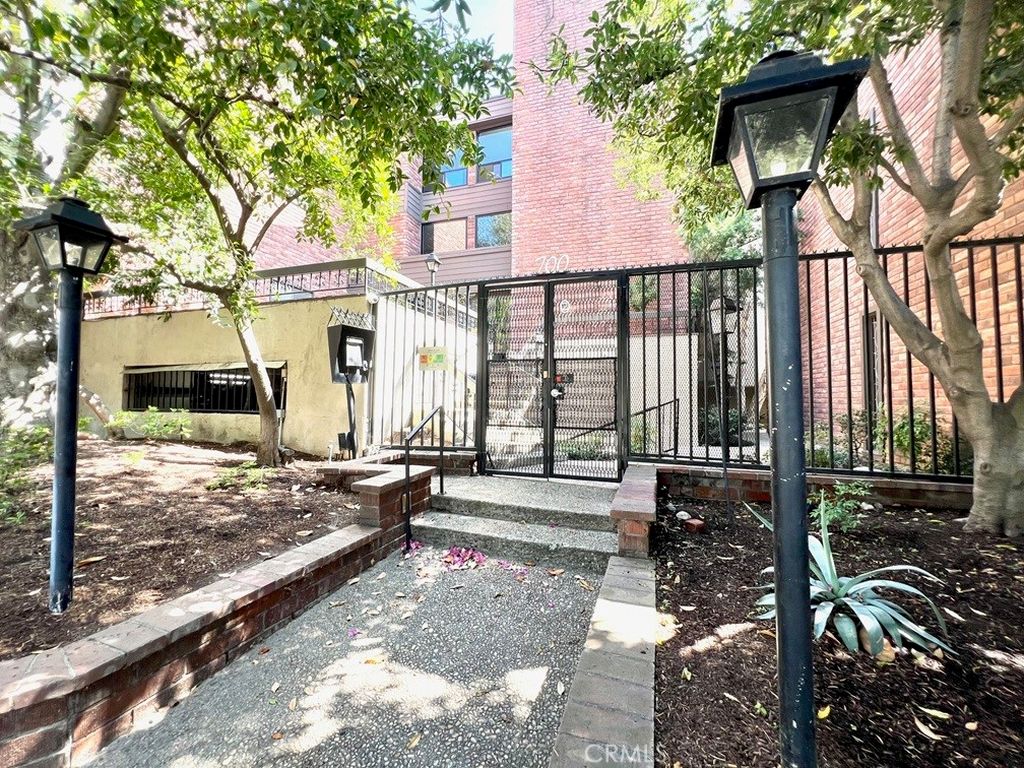 700 S Lake Ave APT 111, Pasadena, CA