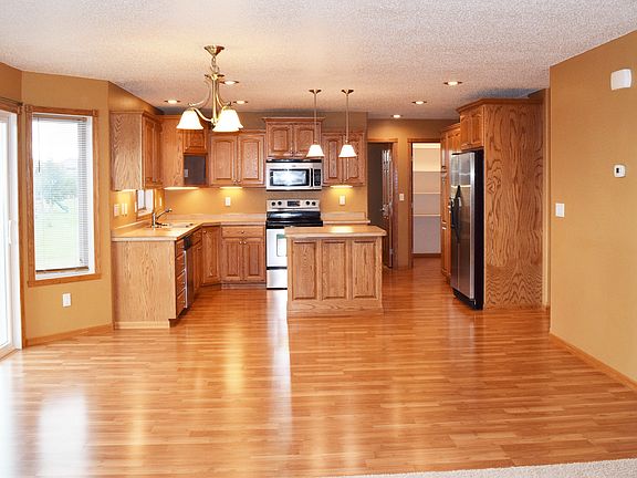 5th image of 651 17th Ave E