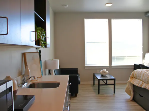 Ferry Street Flats - Modern Studios and Lofted units right by campus!