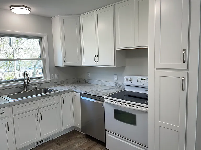 1707 Pennoyer Ave — Photo 4