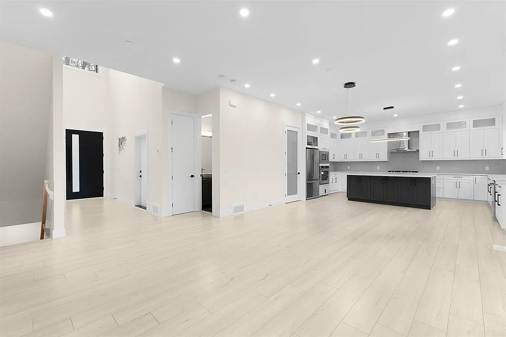 4 bed, 2500 sqft, $5,000 — Photo 1