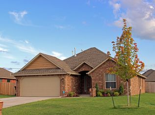 860 SW 10th St, Moore, OK 73160