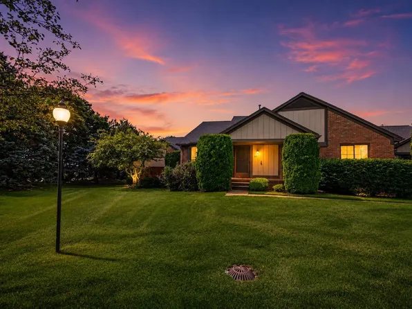 32 Meadow Wood Dr, Rochester, MI 48307