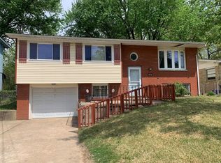 360 Hand Dr, Godfrey, IL 62035