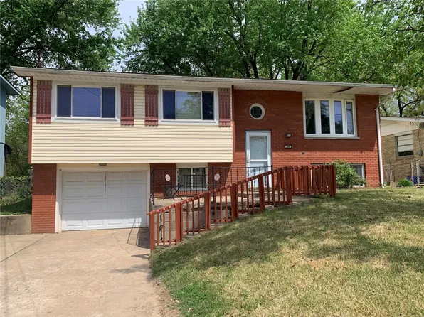 360 Hand Dr, Godfrey, IL 62035