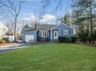 99 Lincoln Dr, Oakdale, NY 11769
