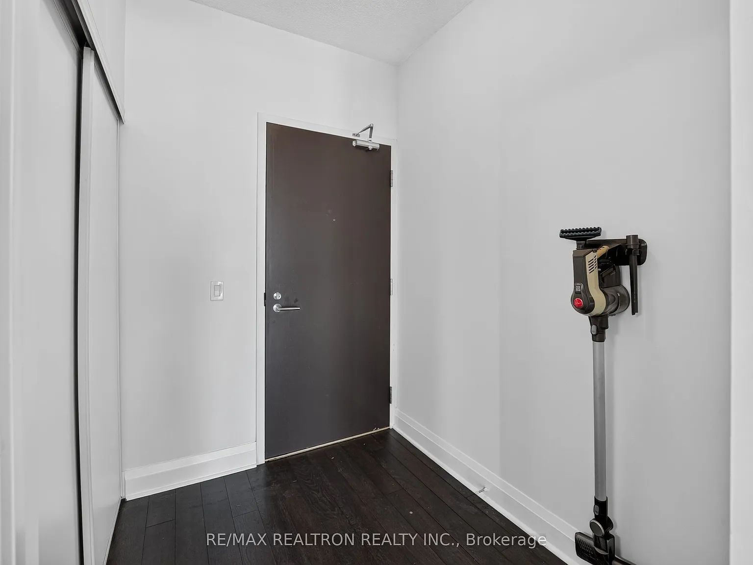 17 Zorra St — Photo 1