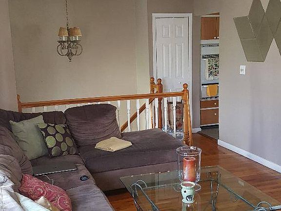 3rd image of 296 Roosevelt Ave