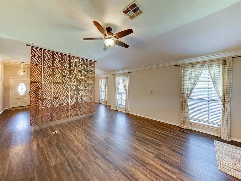 402 Live Oak Ln — Photo 3