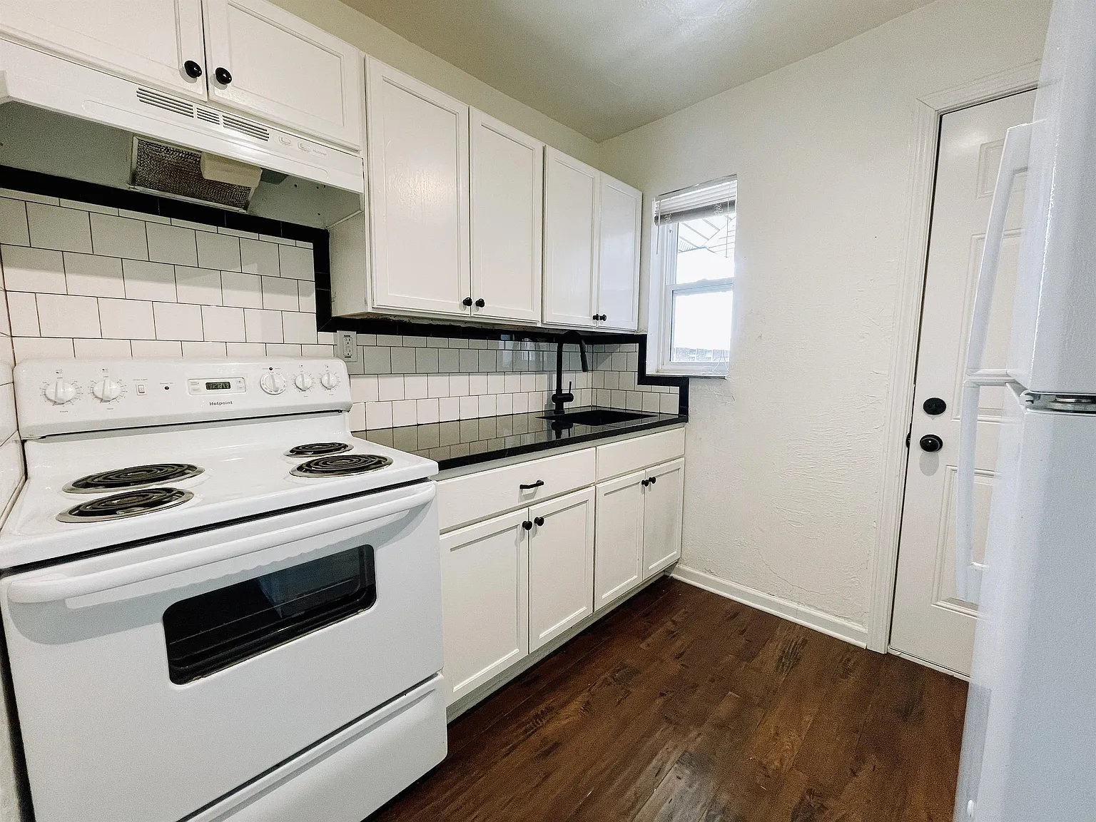 1714 N Lindsay Ave - 6 — Photo 4