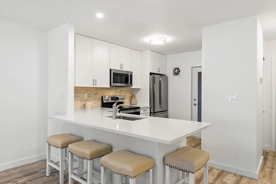 2 bed, 980 sqft, $4,200 — Photo 3