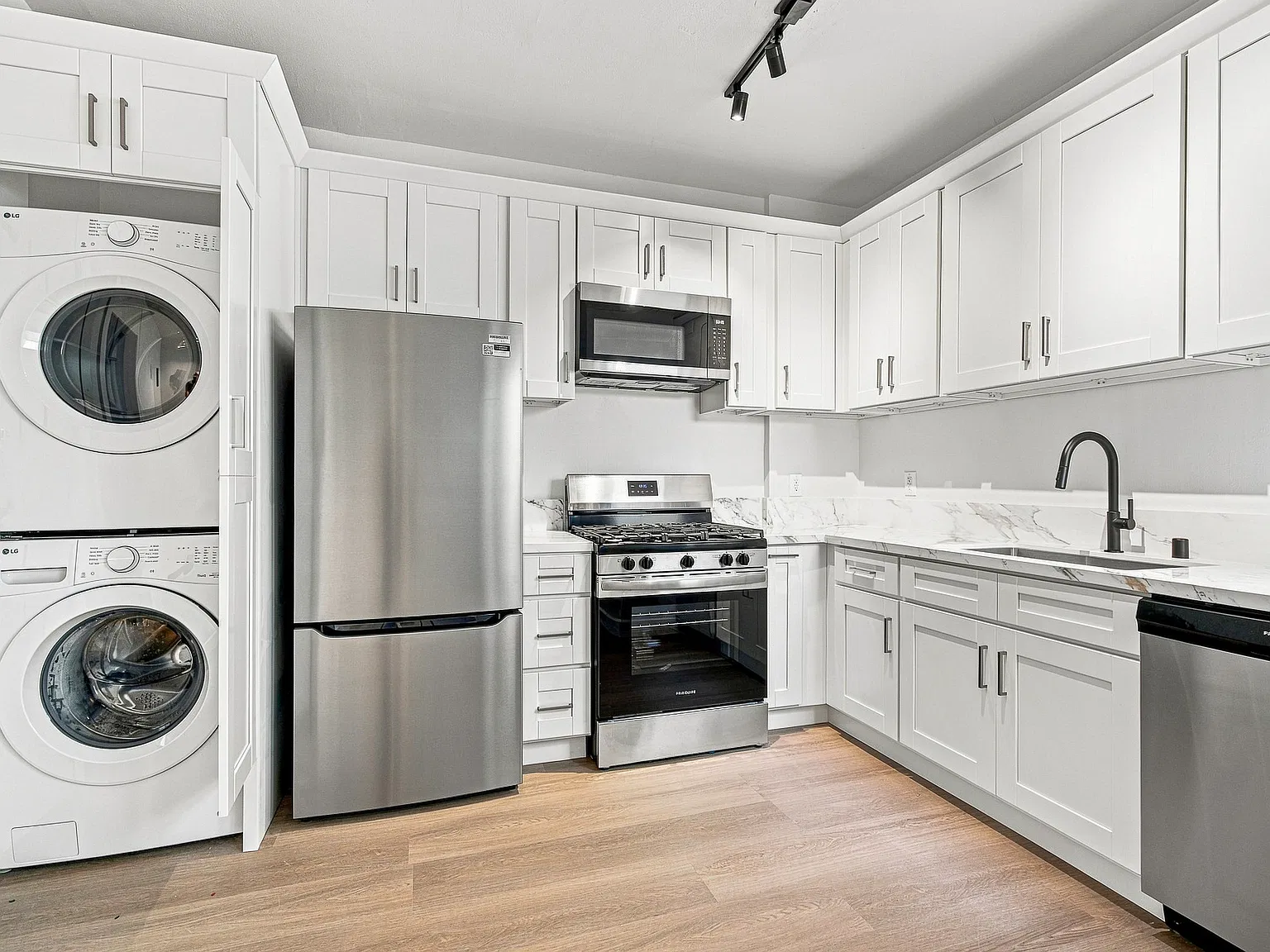 2 bed, 900 sqft, $2,562 — Photo 2