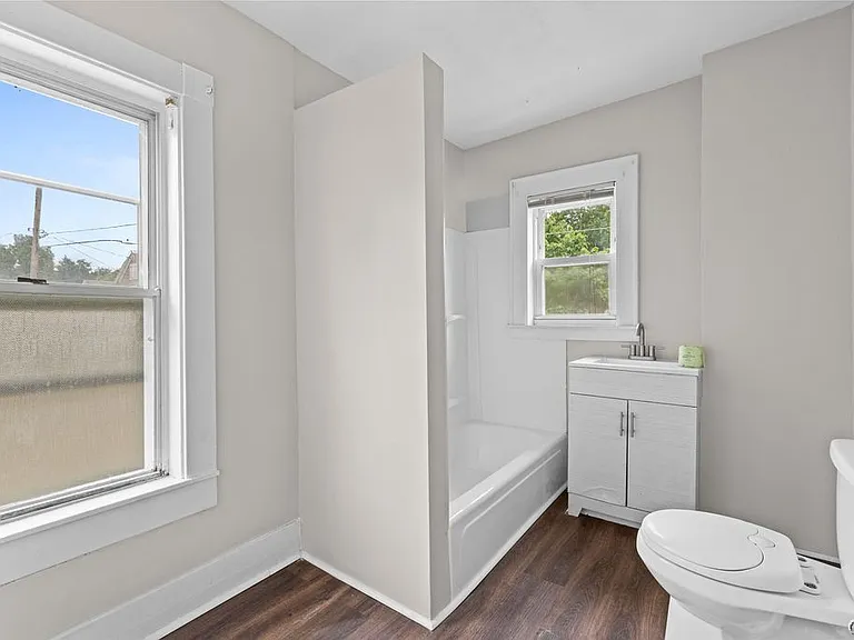 109 Center St — Photo 25