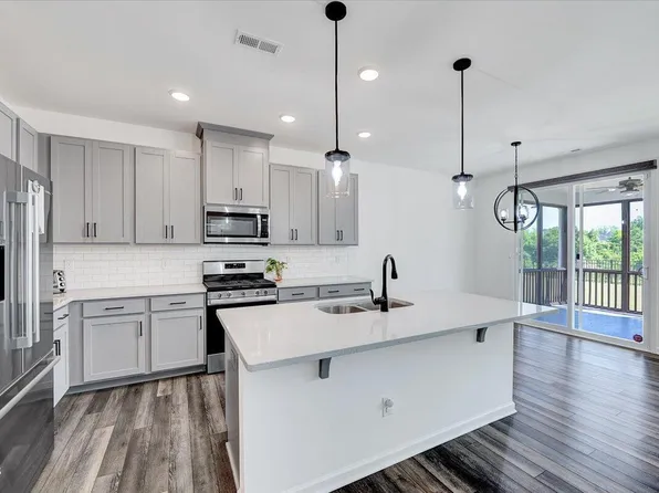 1136 Quindell Dr, Holly Springs, NC 27540