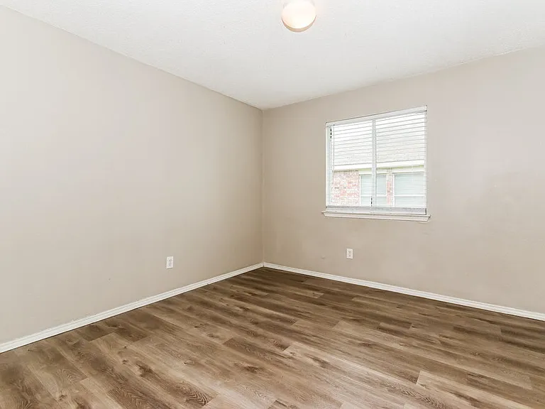 1112 Alexandria Dr — Photo 17