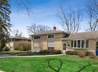 1402 N Burning Bush Ln, Mount Prospect, IL 60056