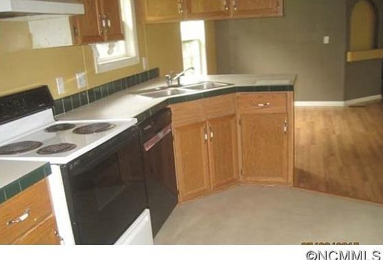 3rd image of 221 Halsbury Ave