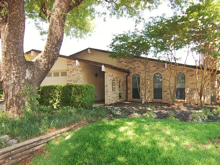 2619 Creekview Dr — Photo 2