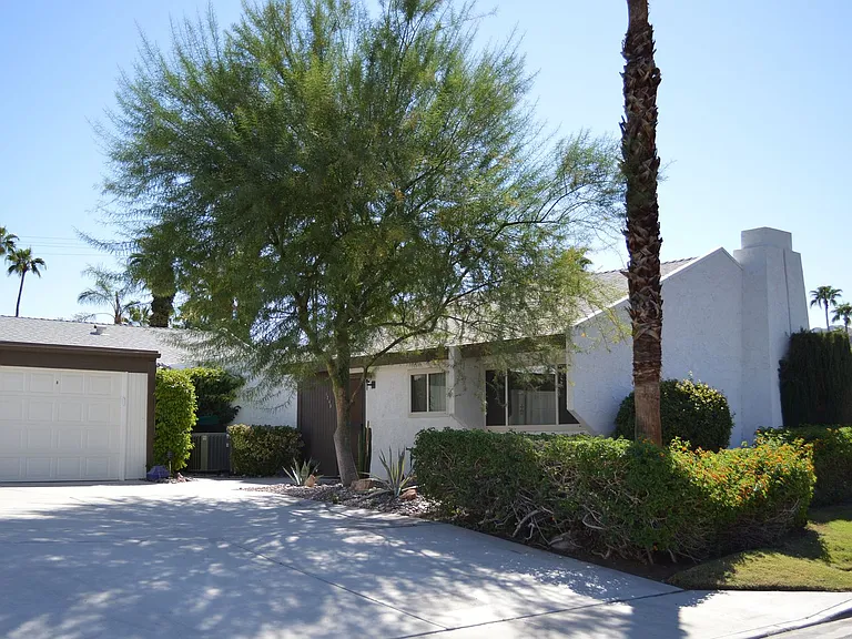 1745 Capri Cir — Photo 2