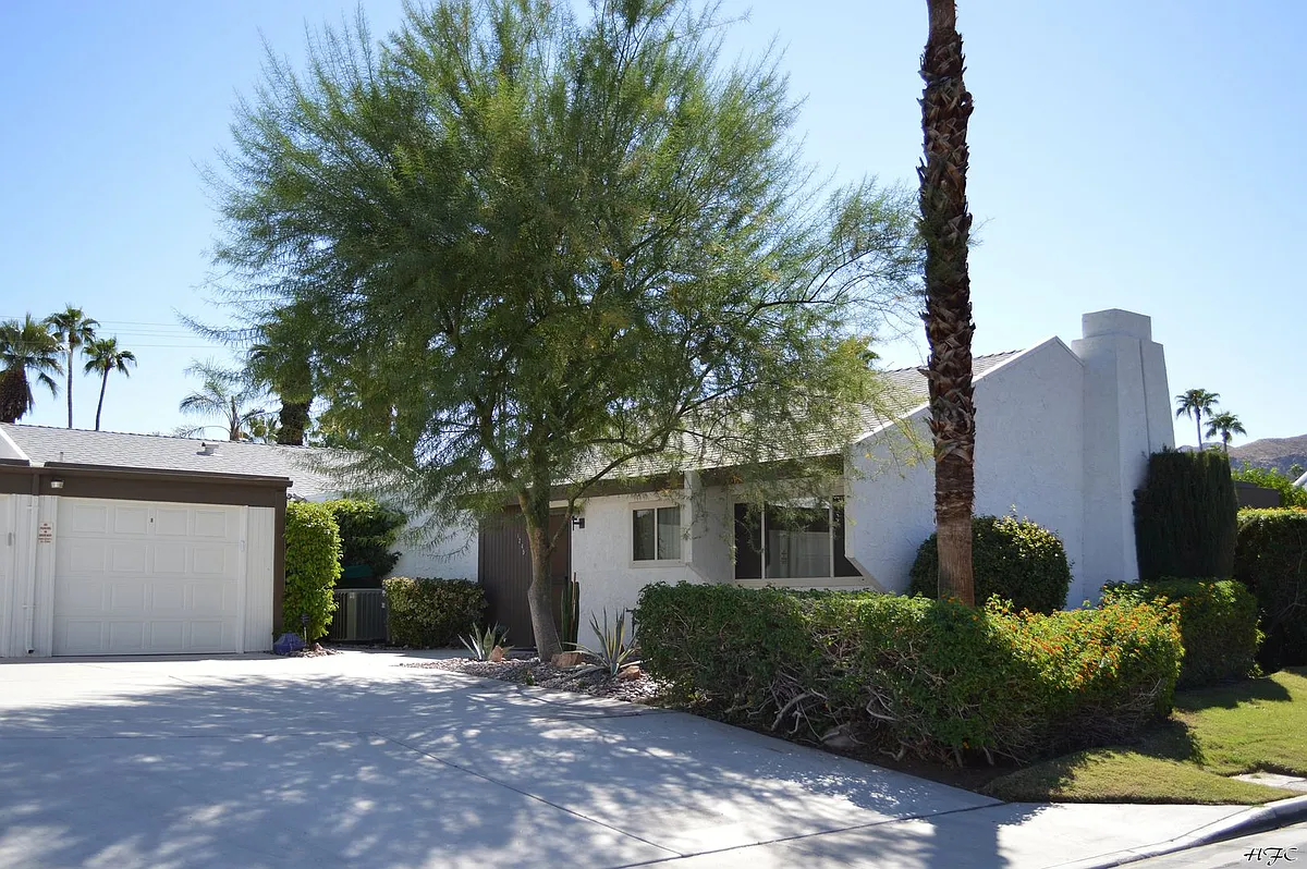 Building Photo - 1745 Capri Cir