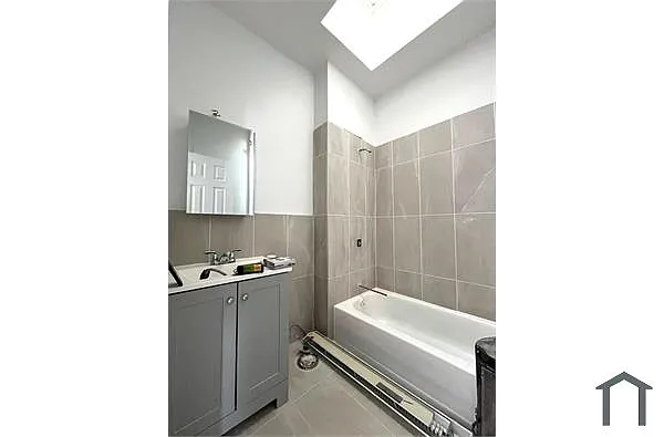 Building Photo - 1139 Clarkson Ave #2R