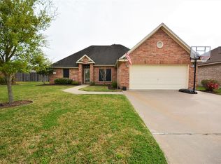 61 Tangerine Ct, Lake Jackson, TX 77566