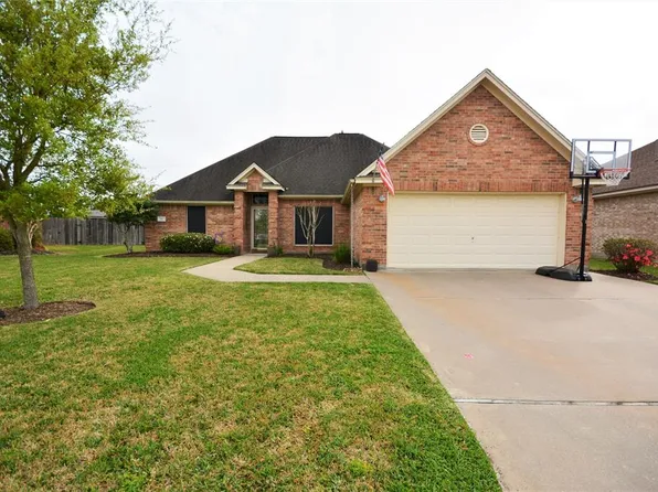 61 Tangerine Ct, Lake Jackson, TX 77566