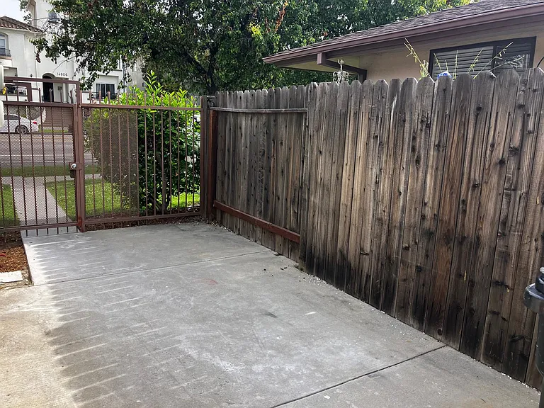 14801 Burbank Blvd — Photo 17