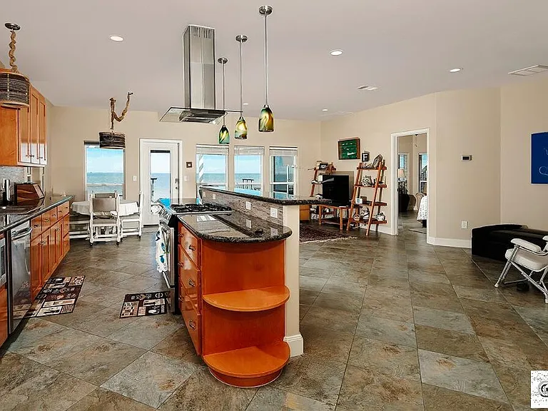 3731 Bayshore Dr — Photo 2