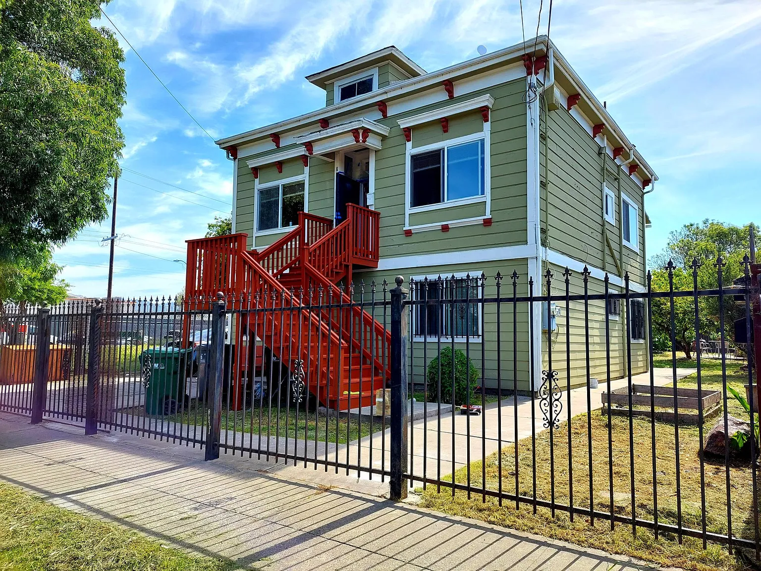 2520 Linden St photo 1