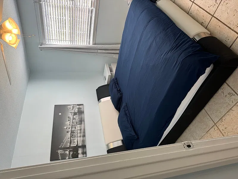 Cozy 1 Bedroom King Size Bed Utilities Included — Photo 3