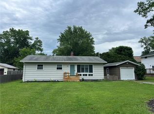 12 Fairlawn Dr, Honeoye Falls, NY 14472