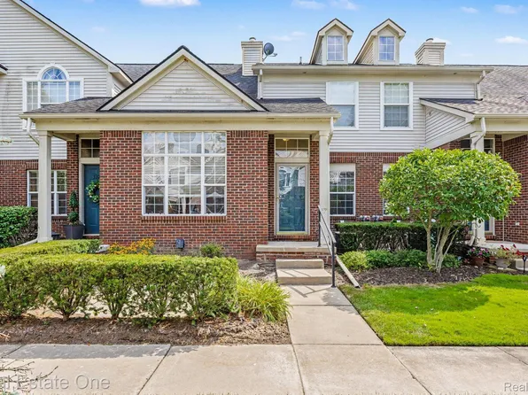 33102 Emma Cir #187, Walled Lake, MI 48390