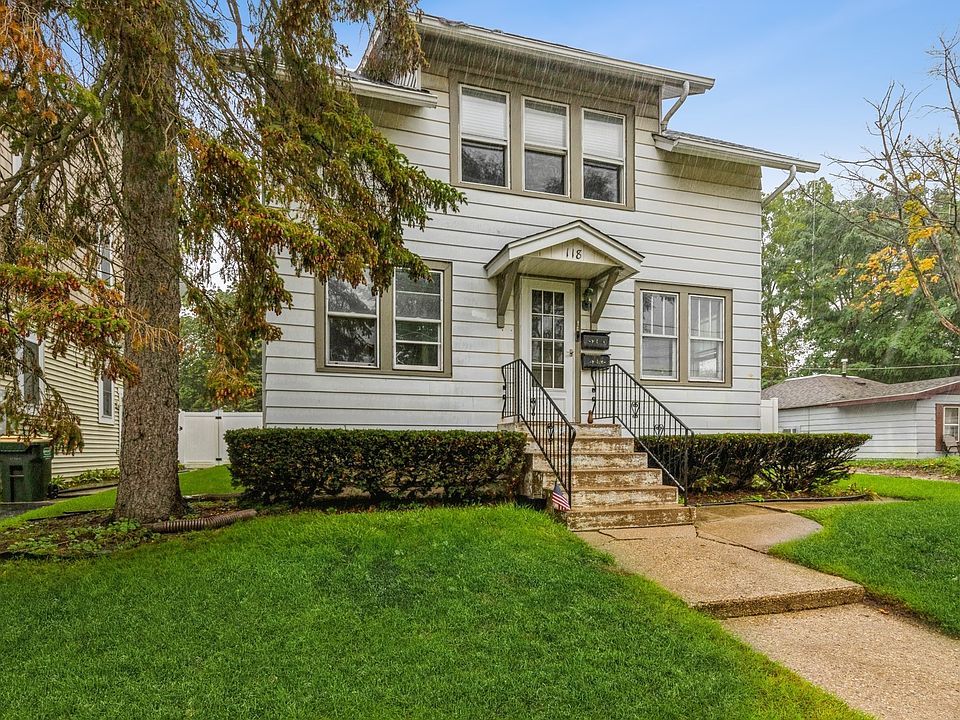 Close to it all.  This downtown Libertyville 2 fla