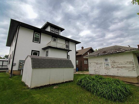 3rd image of 811 G Ave