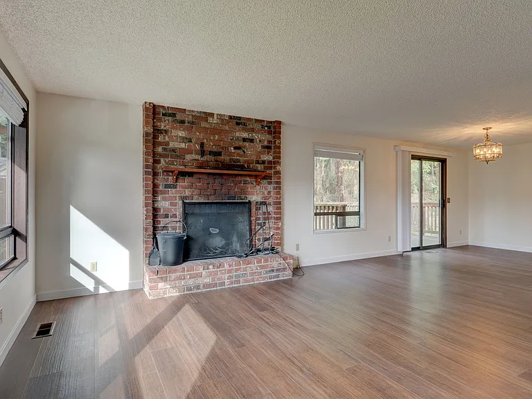 1601 McKinnon Dr — Photo 8
