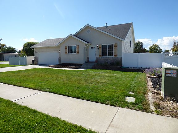 Large corner lot, new fences