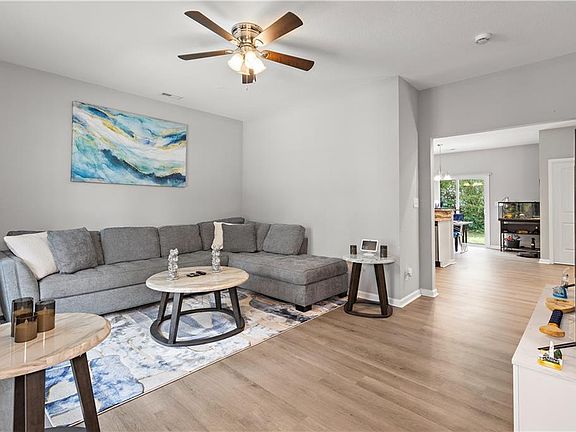 5th image of 718 Battery Ave