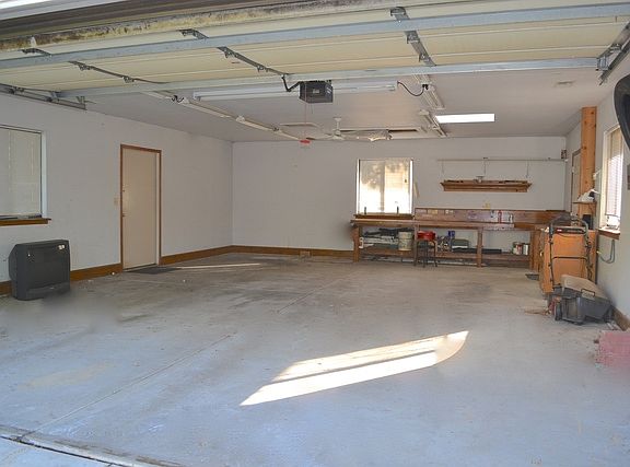 4th image of 1110 Elm Dr