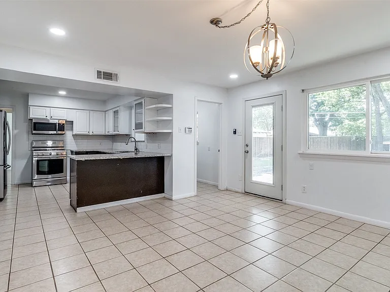 6418 E Lovers Ln — Photo 7