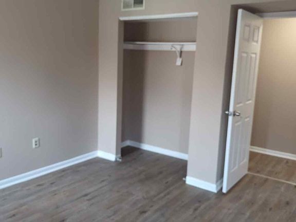 5th image of 601 E 10th St