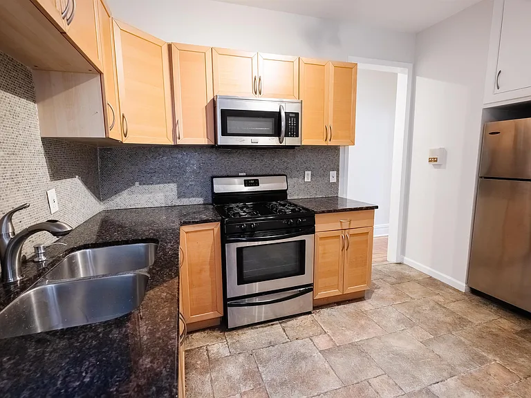 76 Romaine Ave #4 — Photo 6
