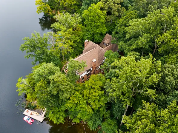 2490 Tree House Dr, Woodbridge, VA 22192